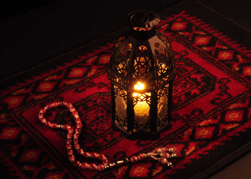 红色的木制念珠上的阿拉伯文灯笼