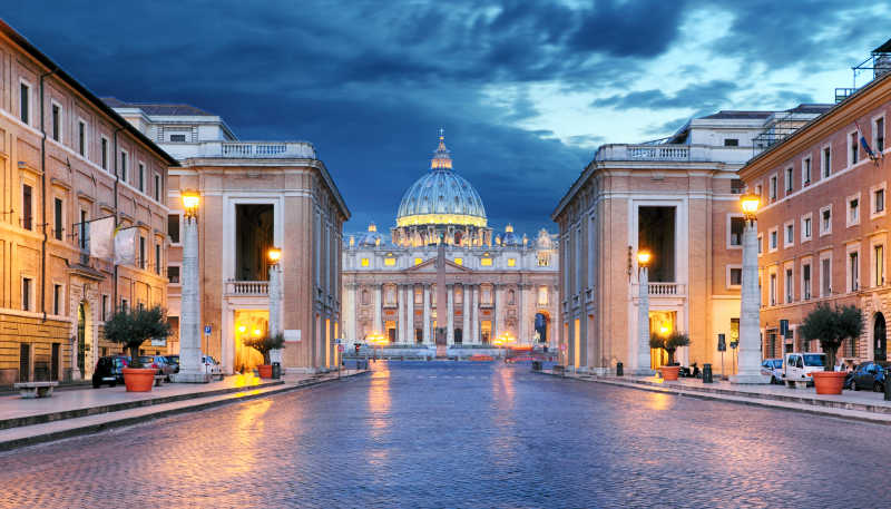 晚上的罗马梵蒂冈建筑