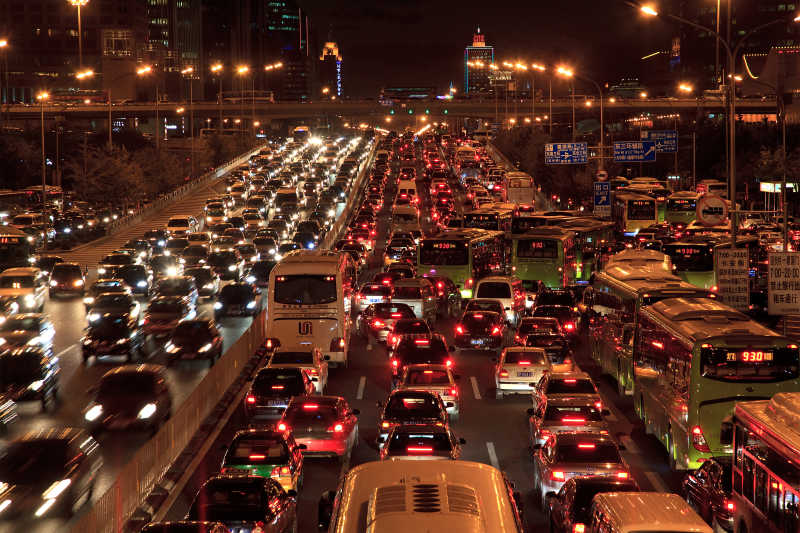 夜景下的道路上的交通堵塞