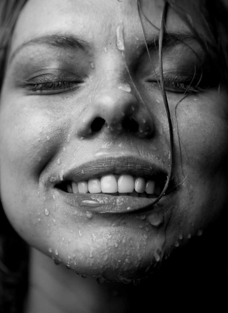 一张女孩脸上水流的肖像