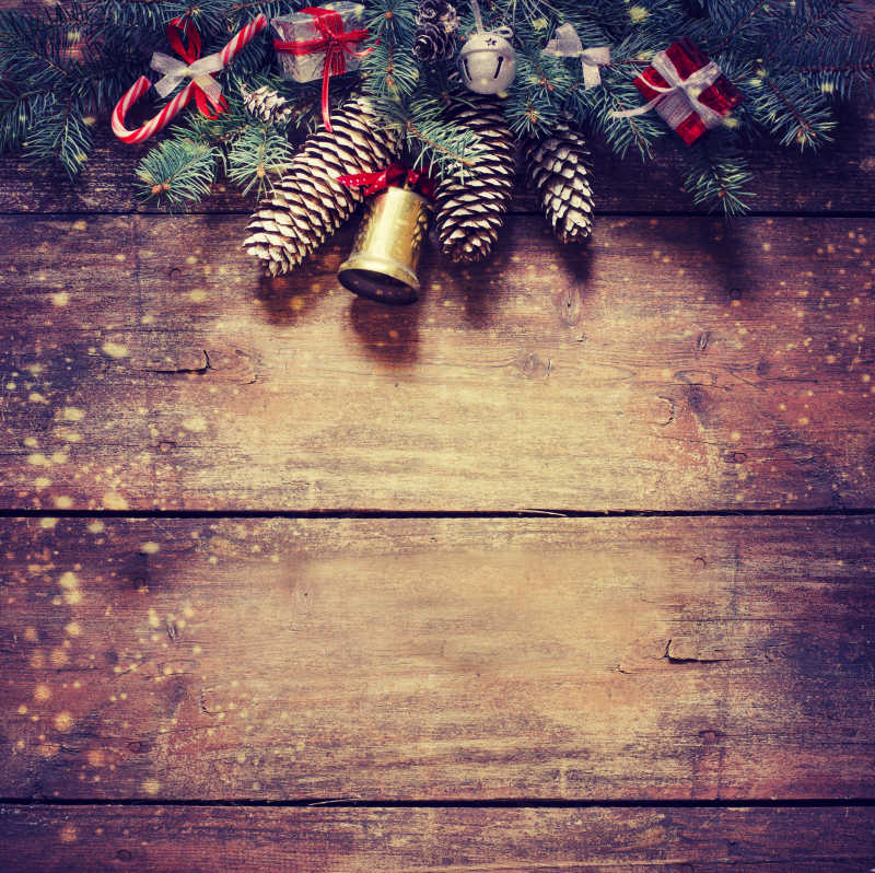 深色木板上的圣诞冷杉树装饰品