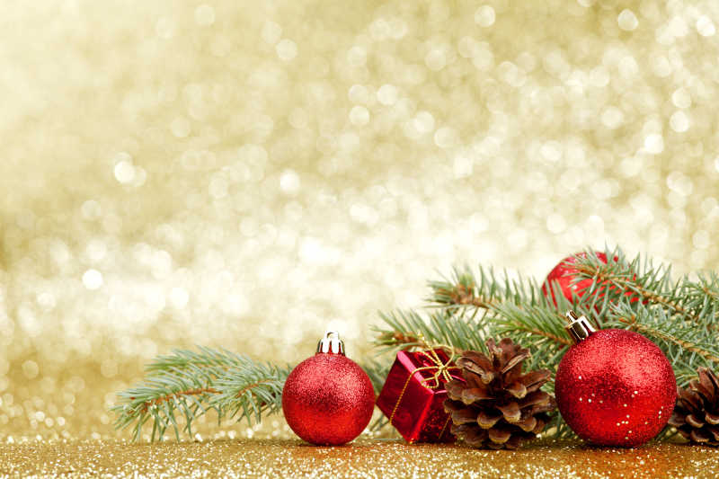圣诞节冷杉树和装饰品在闪闪发光的背景上