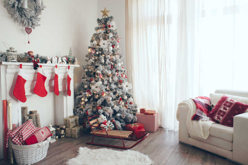 圣诞房间装饰和圣诞树礼物