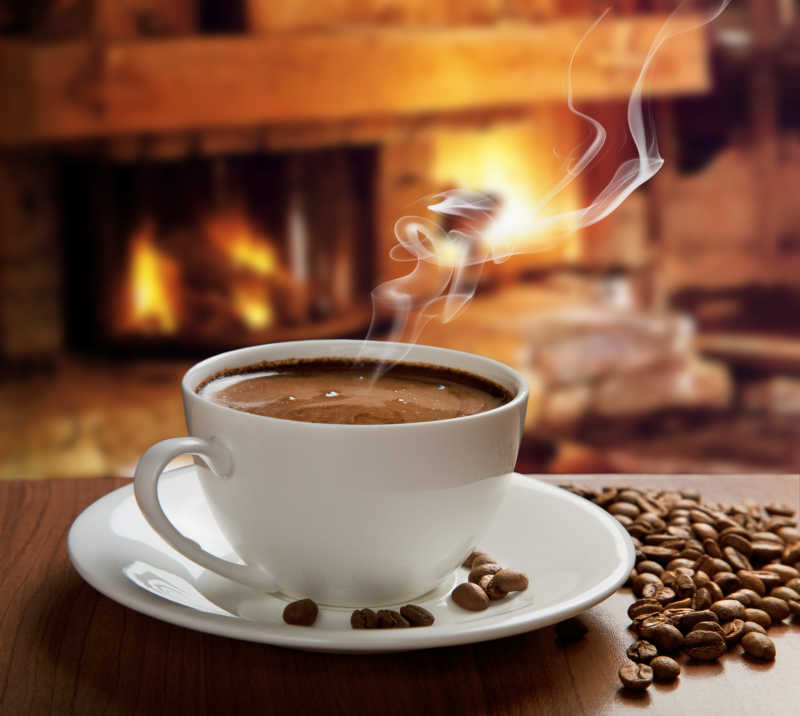 壁炉旁的热咖啡和咖啡豆