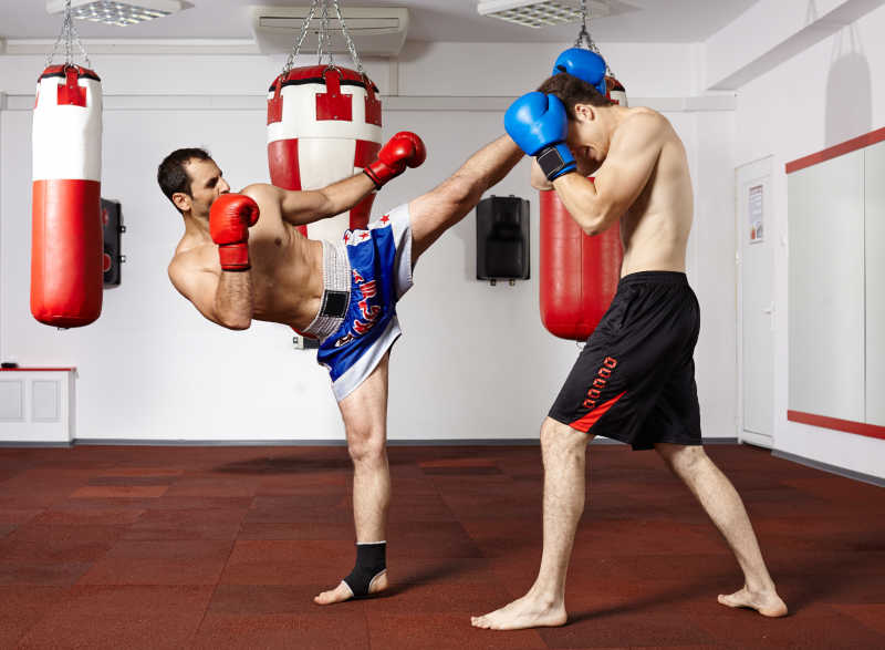 两位拳击运动员相互训练
