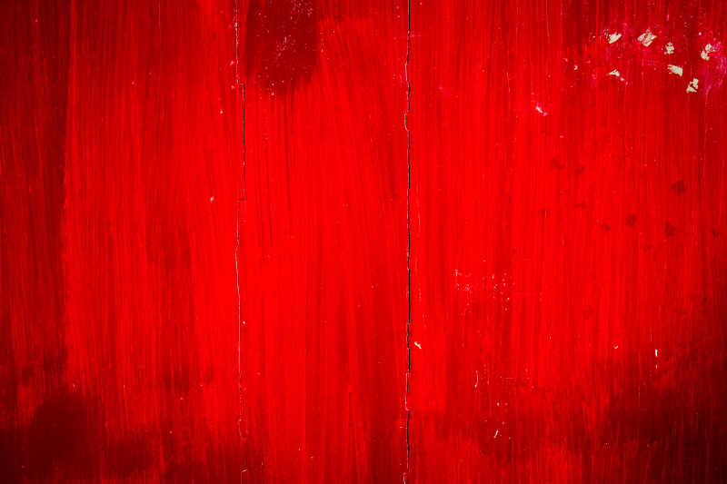 旧木墙上刷图的红色油漆