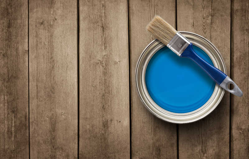木板上的罐装蓝色油漆特写
