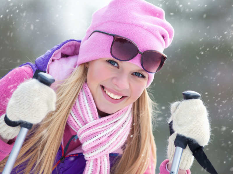 雪地里滑雪的年轻女子肖像