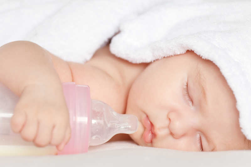 抱奶瓶睡着的可爱宝宝