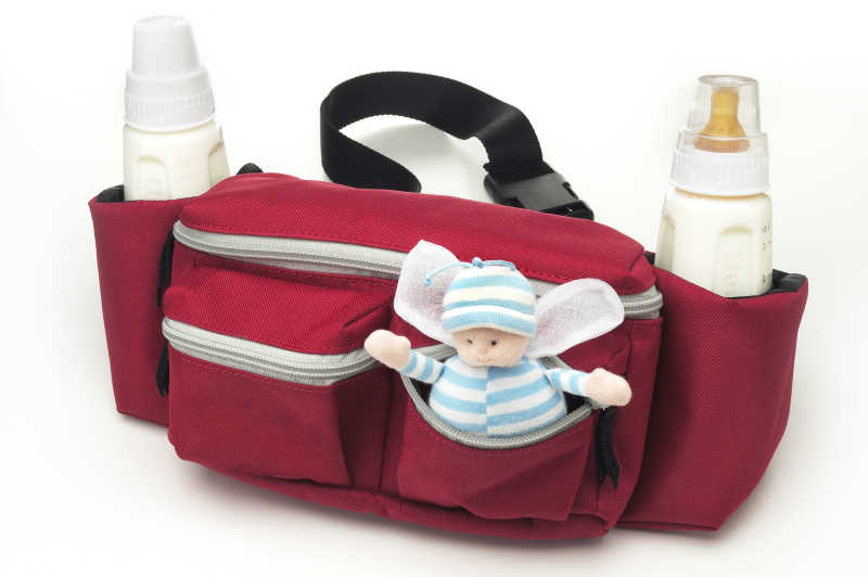 包里装着婴儿奶瓶和娃娃