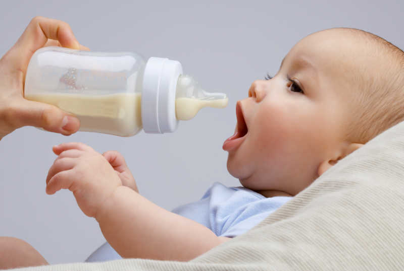 宝宝张嘴要和奶瓶里的奶粉