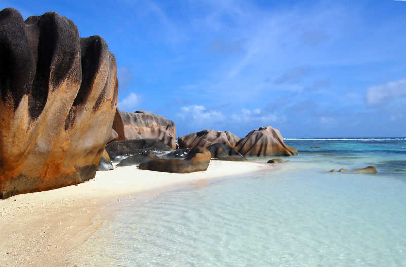 拉迪格岛海滩上的巨石