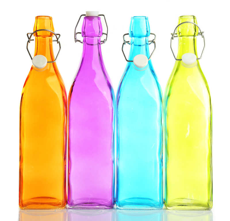 四个不同颜色的玻璃瓶特写