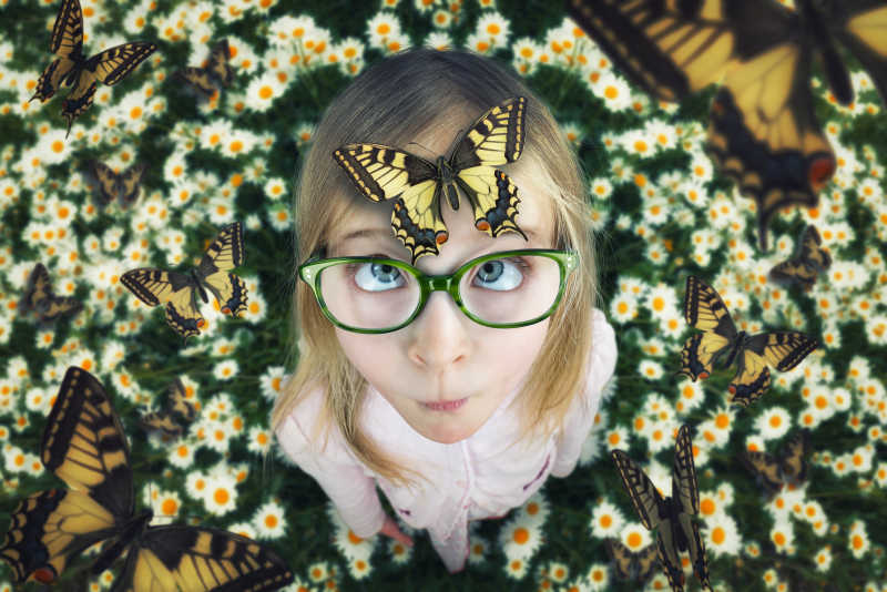 站在花丛里的额头挺有美丽蝴蝶的创意女孩