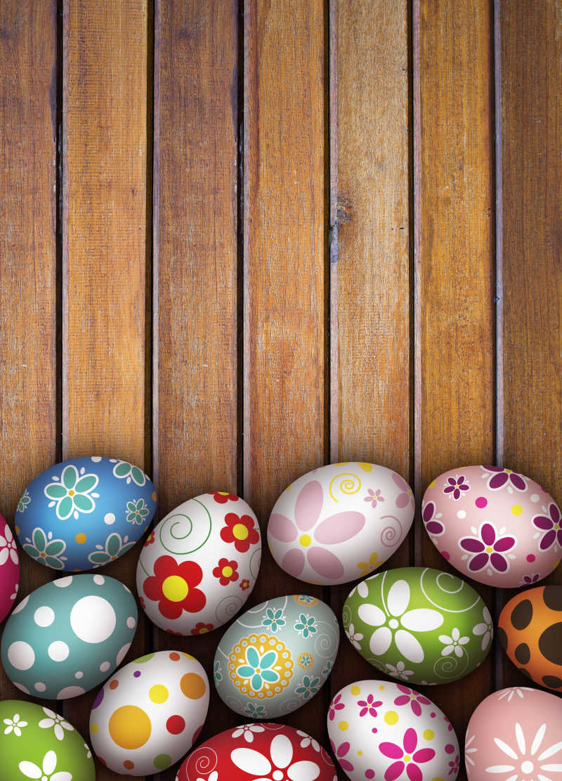 木制背景上的图案各异的复活节彩蛋