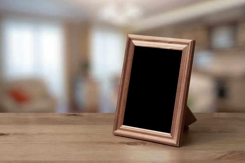 桌上的内部黑色的空白相框