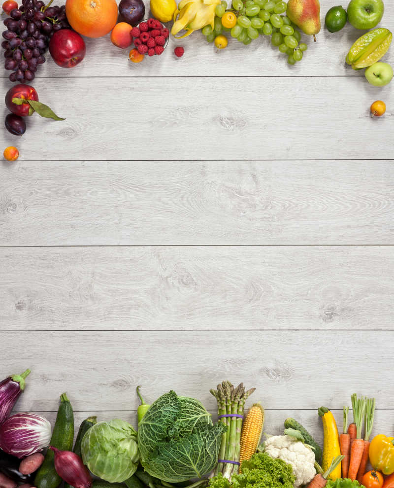 木制桌面上的水果和蔬菜