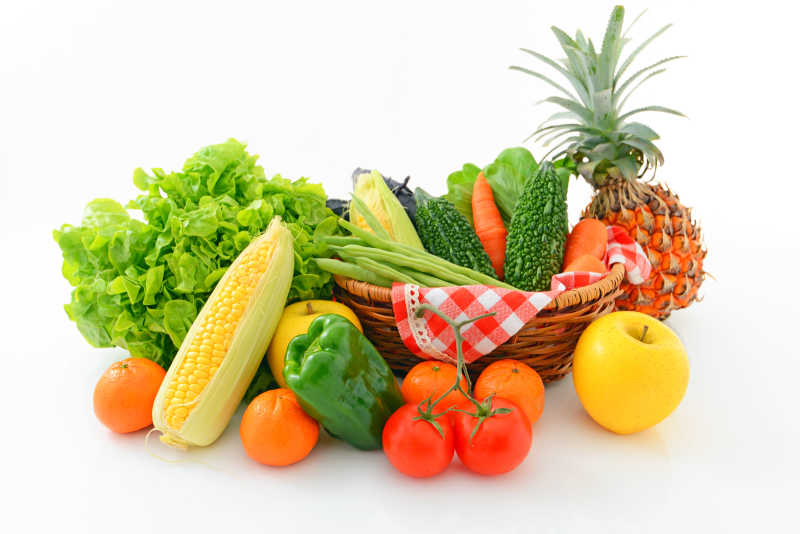 白色背景篮子里的新鲜蔬菜和水果