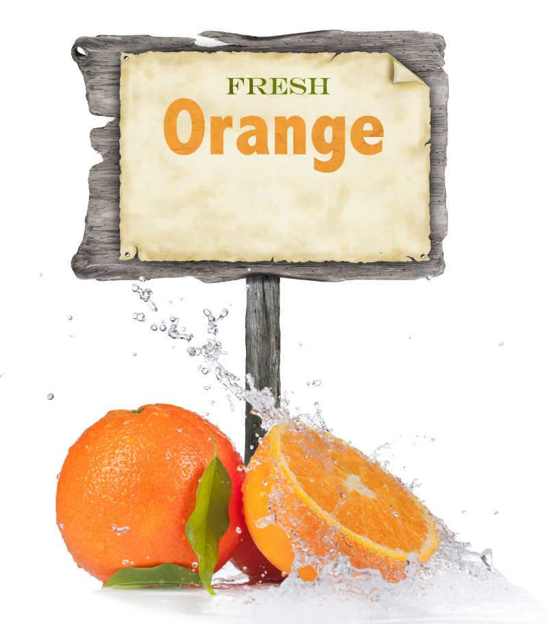 白色背景上新鲜橙子与飞溅的水滴