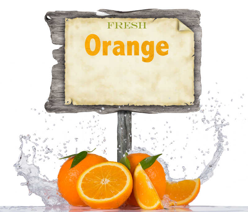白色背景上的新鲜橙子和飞溅的水滴特写