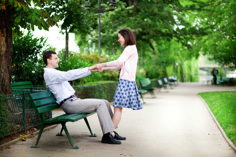 公园座椅上的幸福情侣