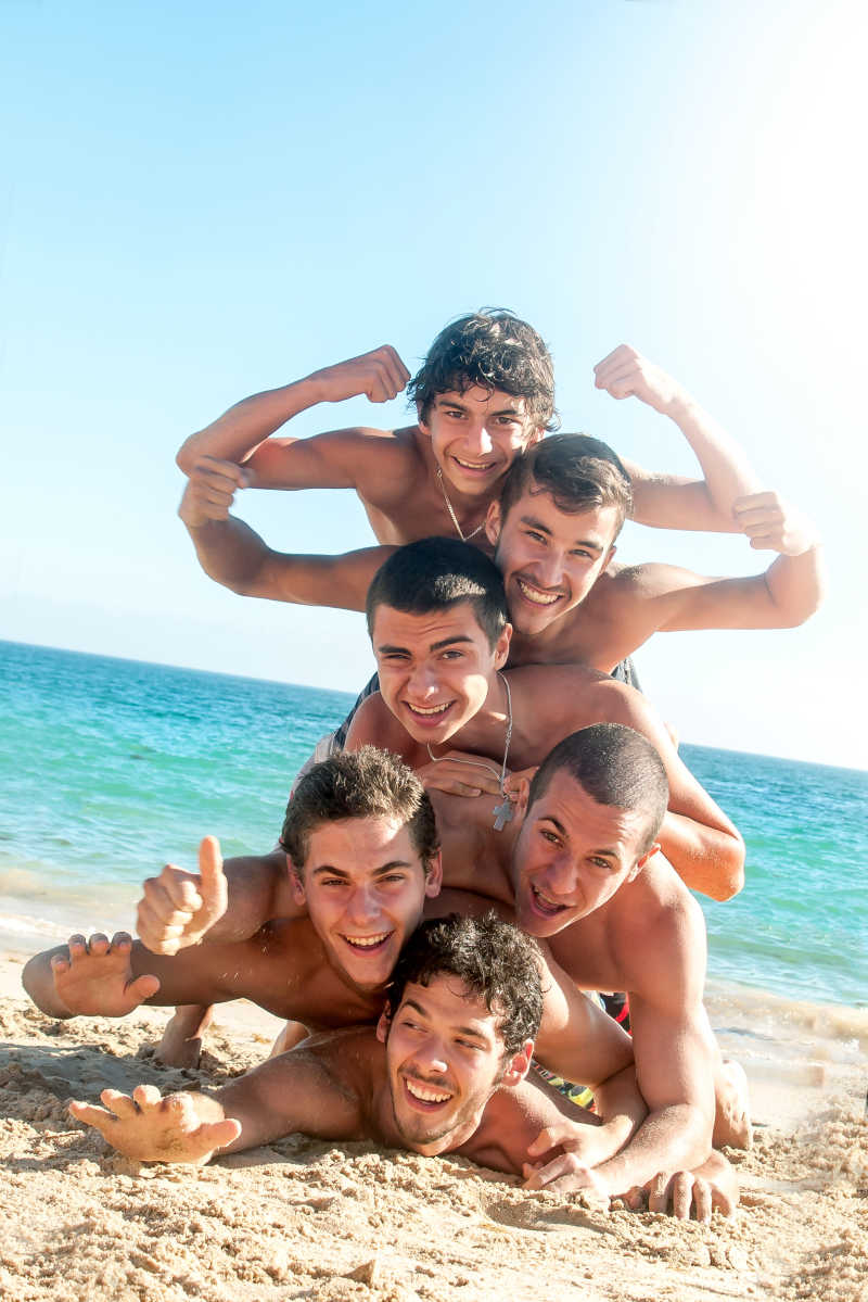 沙滩上快乐的六个朋友