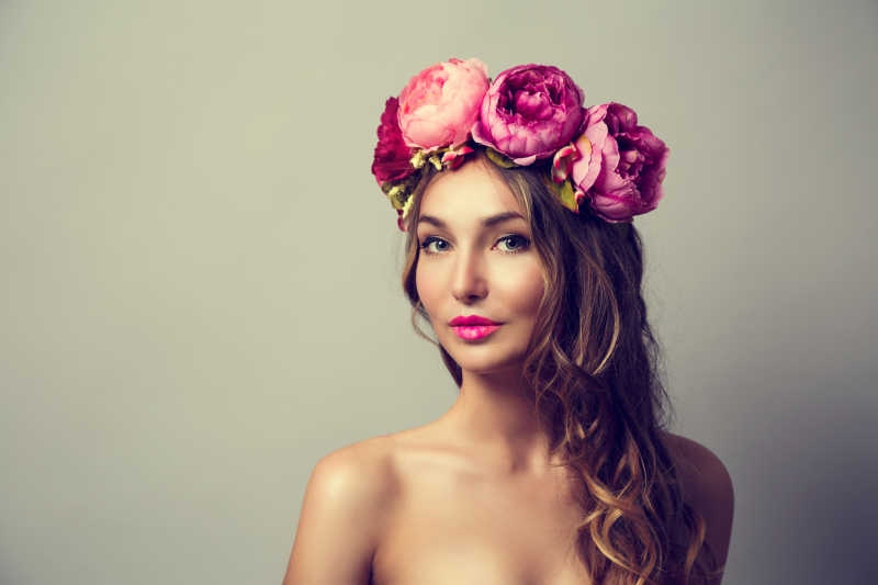粉红色花朵花环的年轻女子画像
