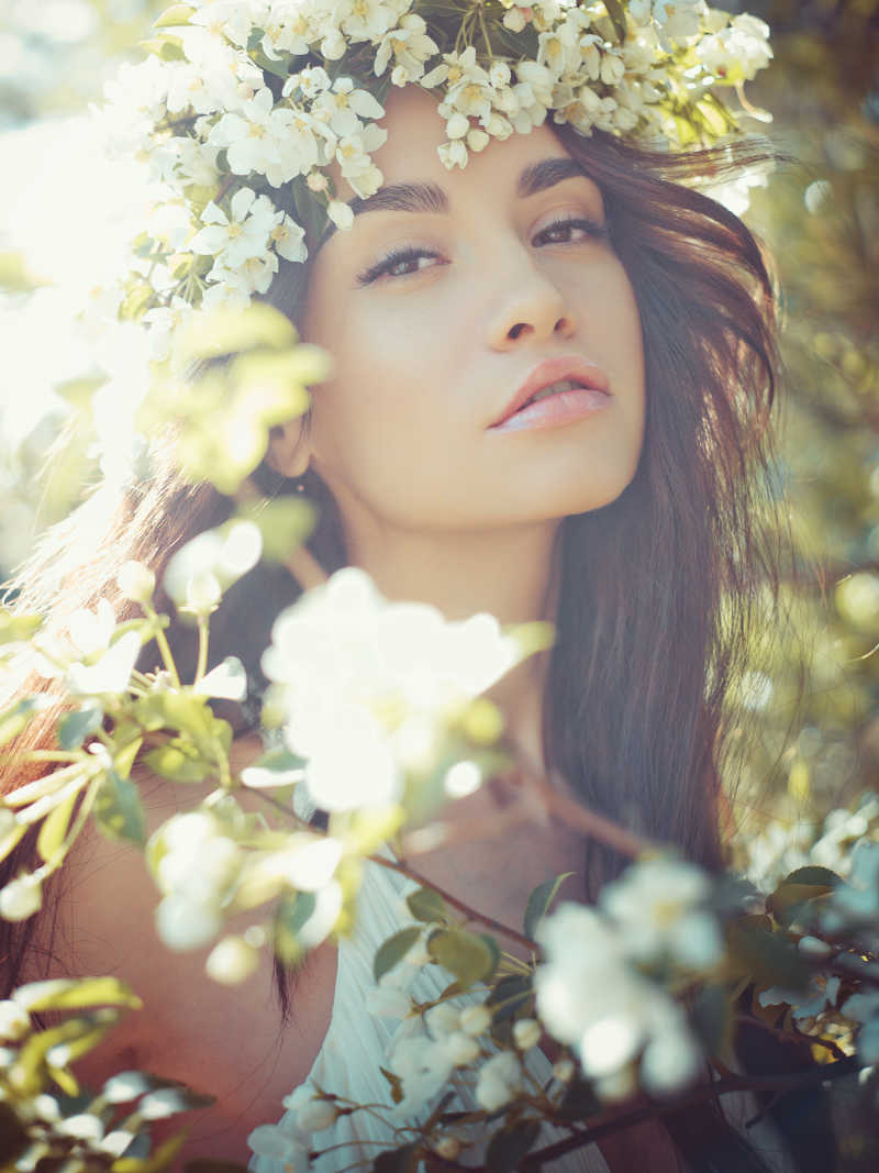 夏日花园苹果树花环上美丽浪漫的女人的画像