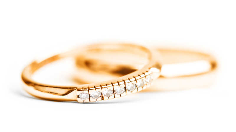 白色背景上的金结婚戒指