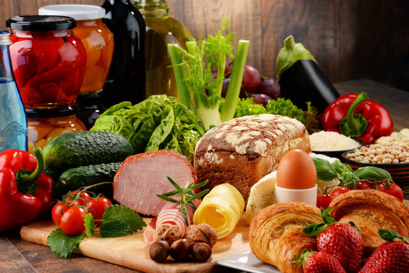 厨房餐桌上多种健康食品