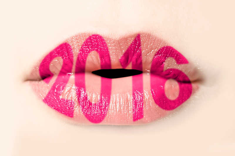 2016用粉红色唇膏写在女孩的嘴唇上