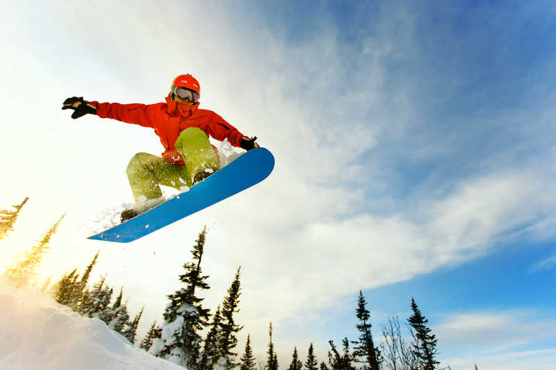 深蓝色天空背景中的滑雪跳跃特写