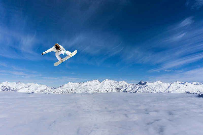 蓝色天空下的飞在山滑雪极限运动
