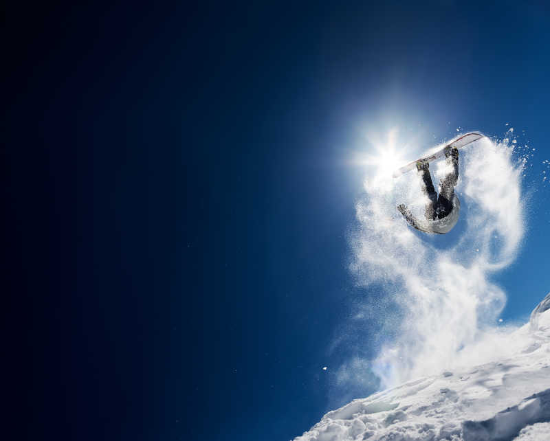 滑雪板在蔚蓝的天空高跳特写