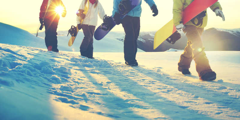 在明媚的阳光下一群年轻人准备参加滑雪运动
