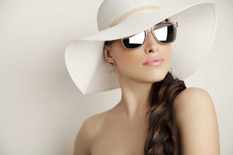 戴眼镜白色帽子的美女写真