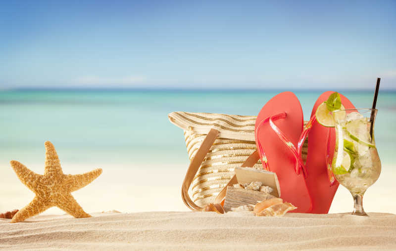 夏日海滩红色凉鞋和贝壳
