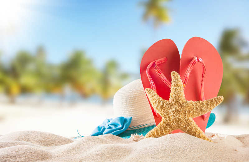 夏日海滩草帽红色凉鞋和贝壳
