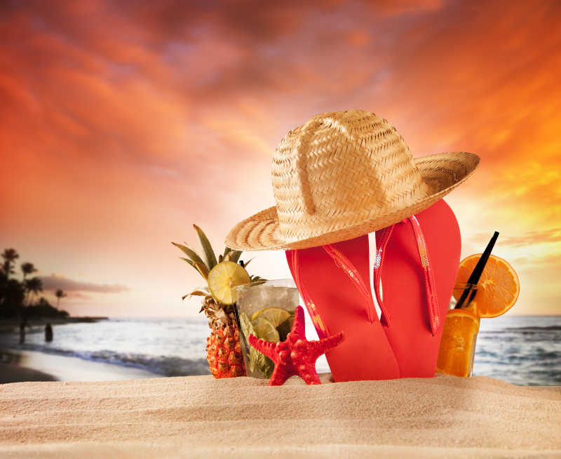 夏日海滩红色凉鞋贝壳和草帽