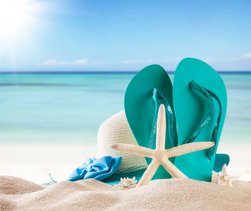 假日海滩蓝色拖鞋帽子海星和贝壳