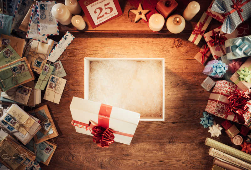在木制桌面上打开空的圣诞礼物盒