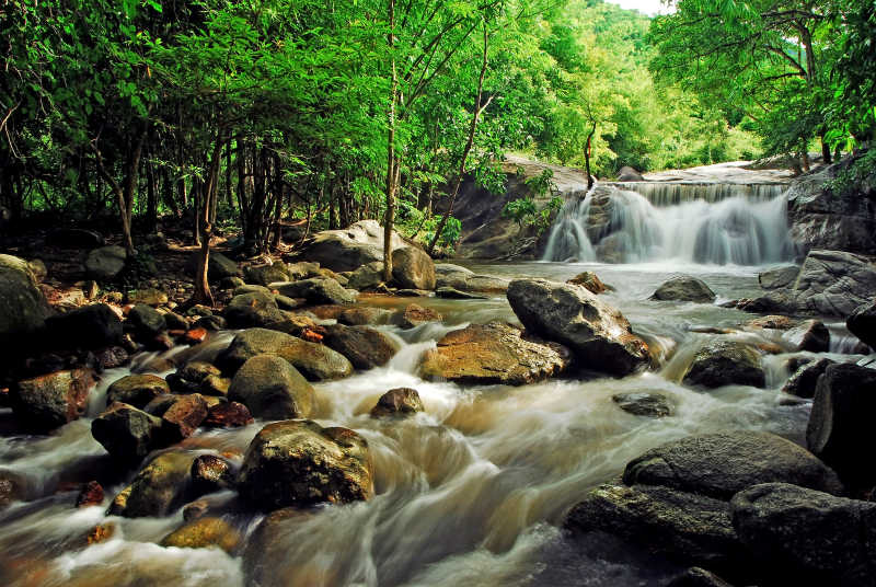 泰国森林阳光下的瀑布