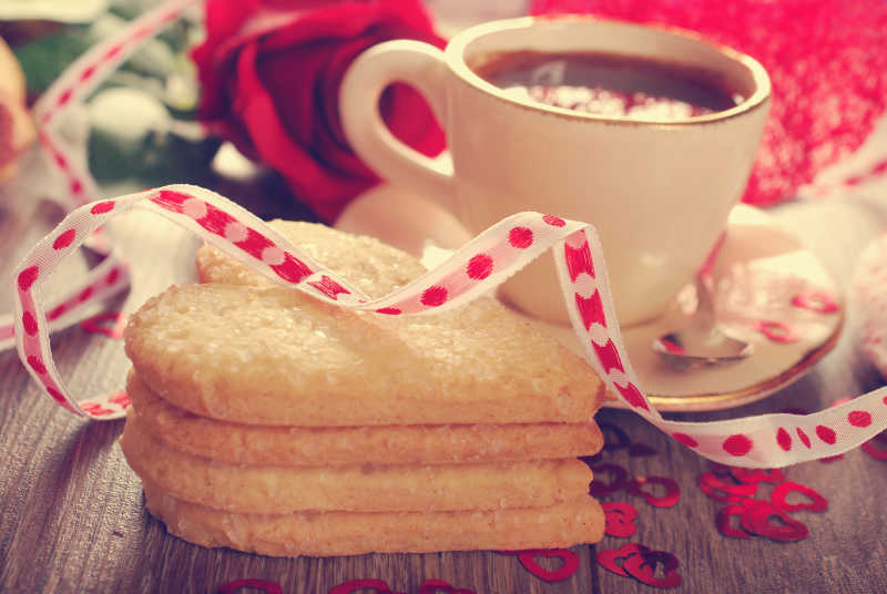 情人节食物咖啡和心形饼干