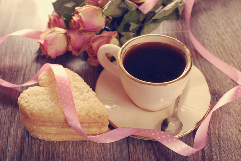 情人节食物咖啡和心形饼干特写