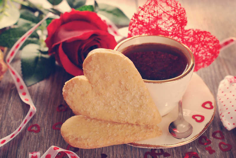情人节咖啡和心形饼干
