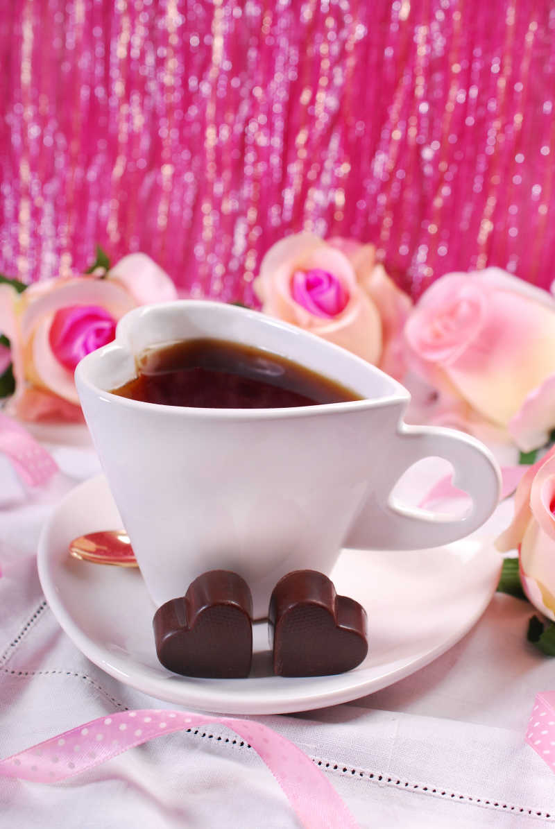 情人节的心形咖啡和巧克力特写