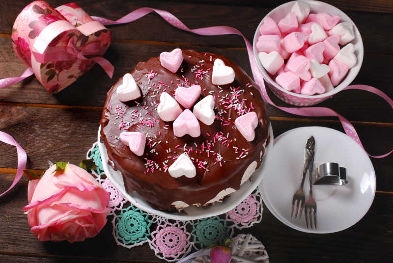 情人节礼盒巧克力蛋糕和心形棉花糖