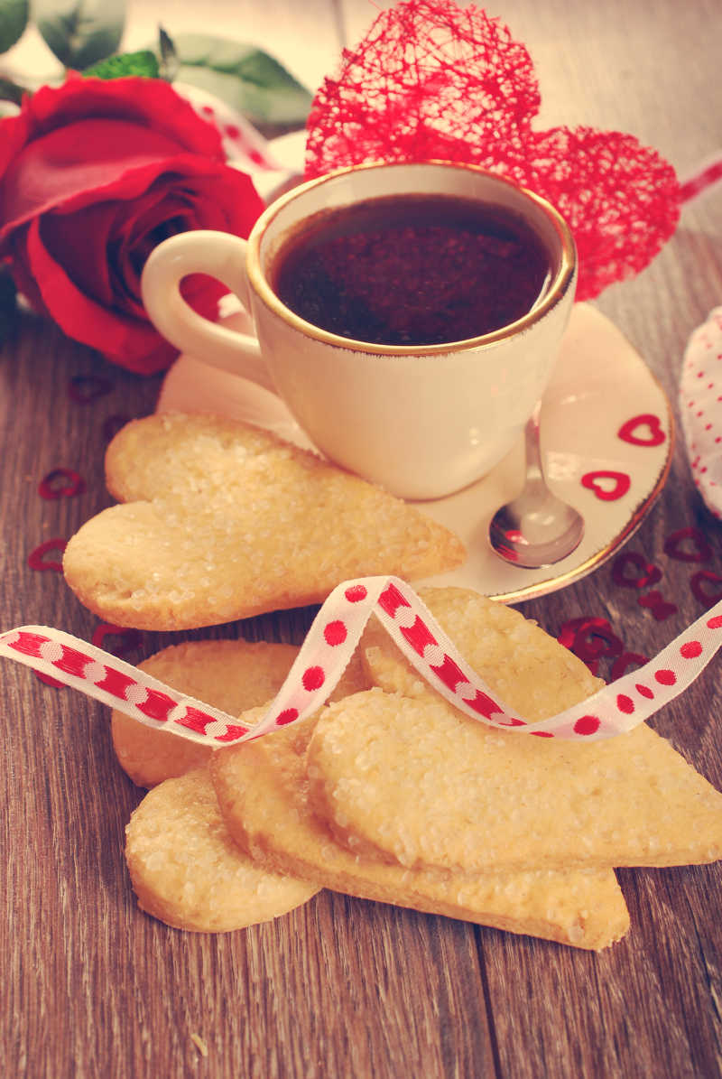咖啡和心形饼干的情人节