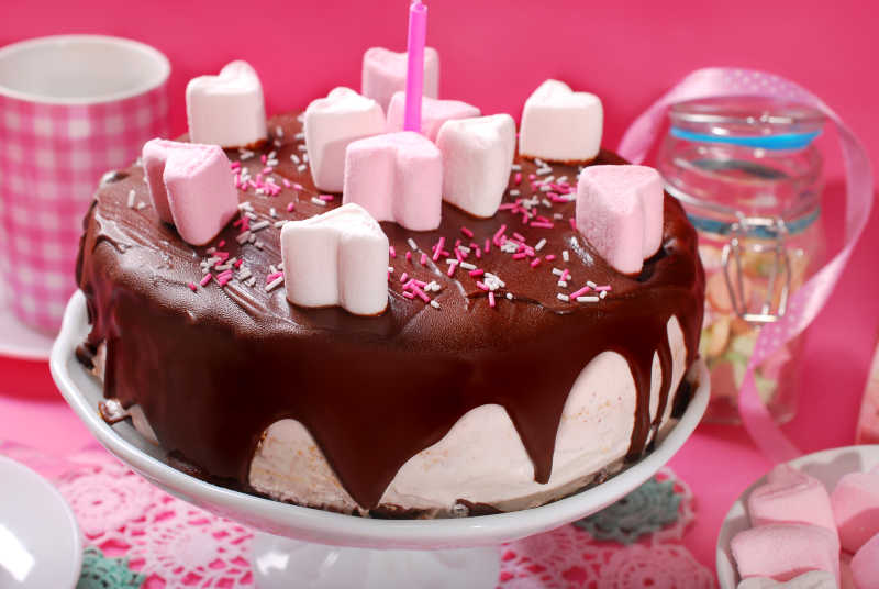 情人节放有心形棉花糖的巧克力蛋糕
