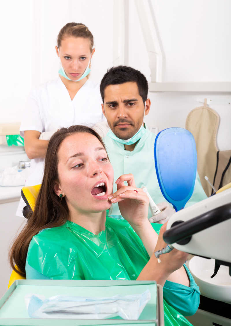 女性患者牙科检查中存在的问题